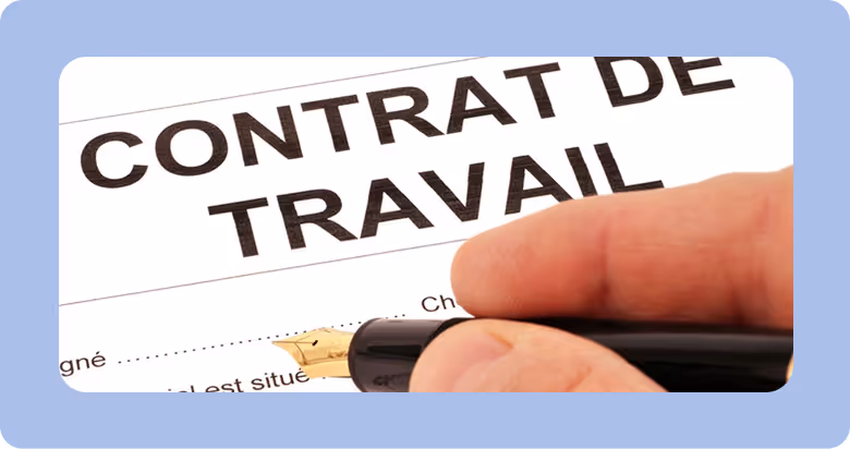 Main tenant un stylo plume signant un contrat de travail sur fond bleu clair.
