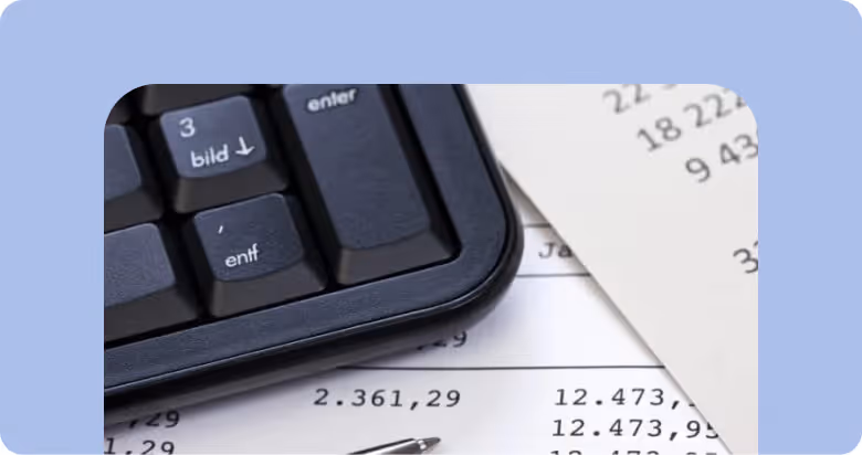Clavier d’ordinateur partiel et documents avec chiffres, symbolisant la gestion comptable.