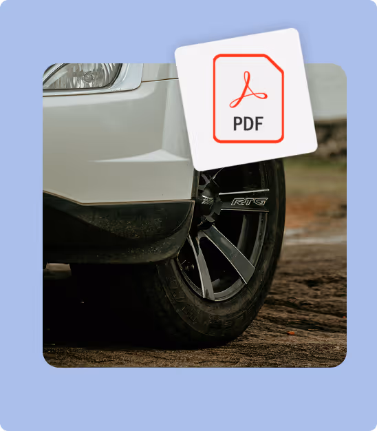 Gros plan sur la roue avant d'une voiture blanche sur une surface extérieure.