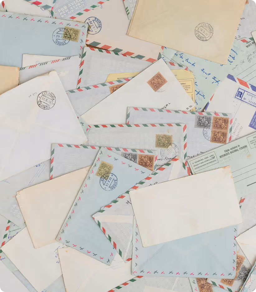 Pile de nombreuses enveloppes postales anciennes avec des timbres et des cachets postaux variés.