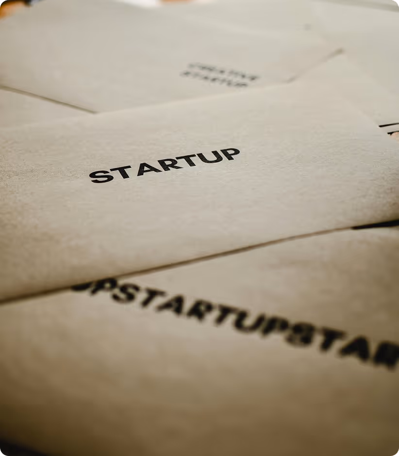 Enveloppes kraft avec le mot STARTUP imprimé en noir au centre.
