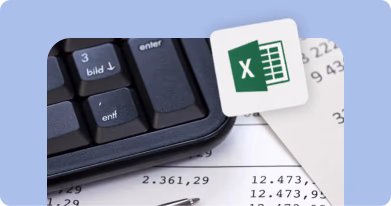 Clavier, feuille de calcul Excel avec chiffres et stylo sur document financier.