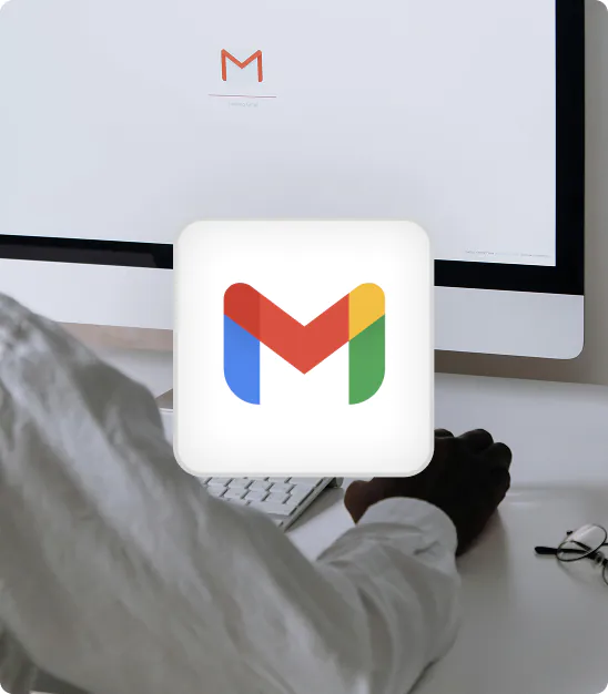 Personne utilisant un ordinateur affichant le logo Gmail sur l'écran.