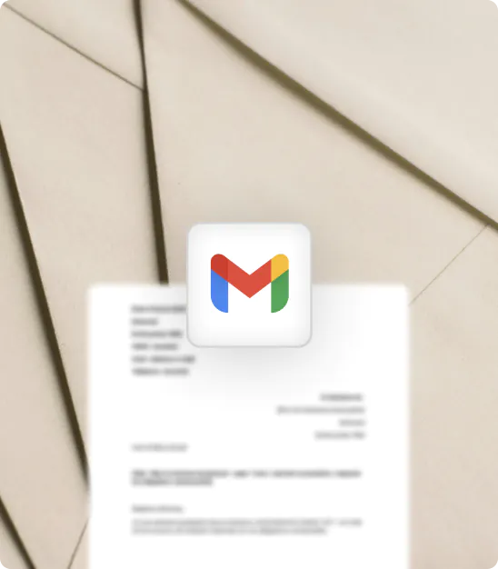 Icône Gmail flottant au-dessus d'une lettre ouverte sur une enveloppe beige.