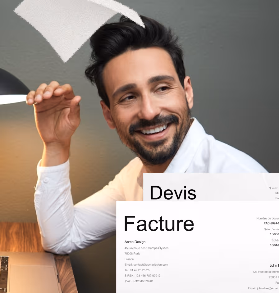 Un homme souriant assis à un bureau avec un ordinateur portable, regardant des documents intitulés Devis et Facture.