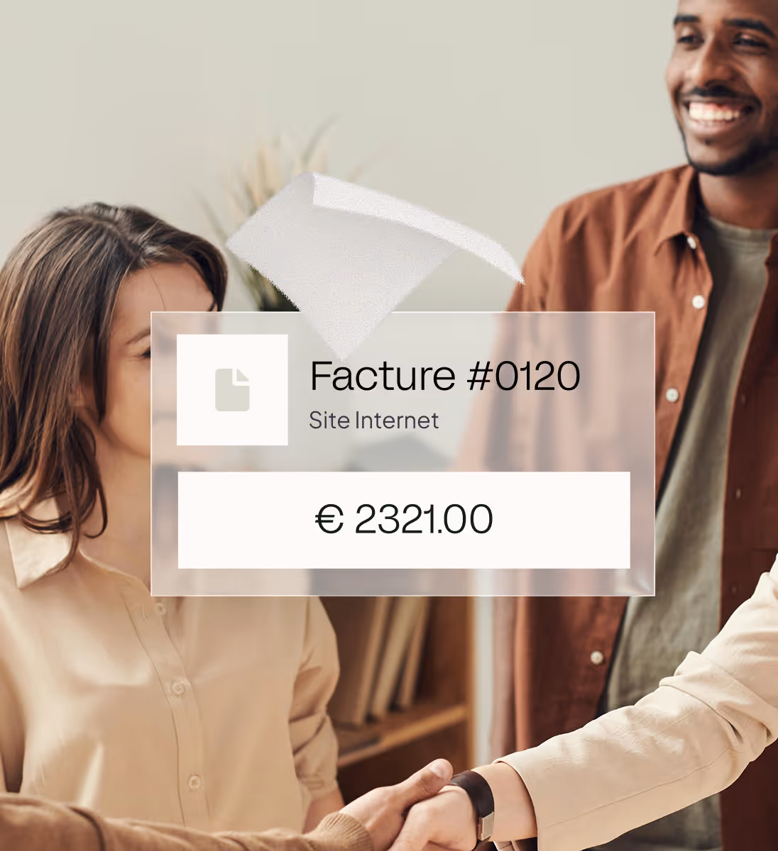 Deux personnes serrent la main avec une facture digitale de 2321 euros affichée au centre.