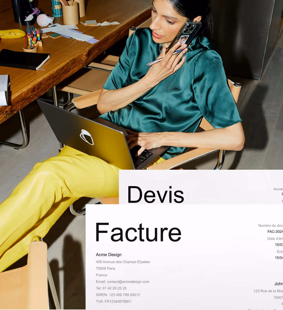 Femme en chemisier vert et pantalon jaune travaille sur portable, téléphone à l'oreille, documents devis et facture.
