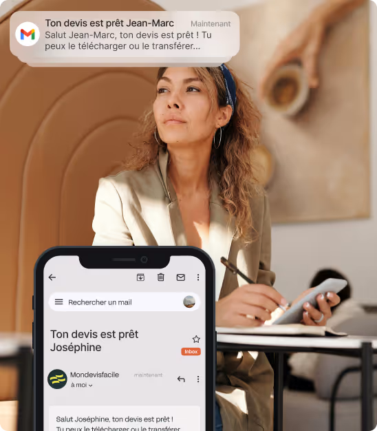 Femme tenant un téléphone montrant un mail Mondevisfacile disant que son devis est prêt.
