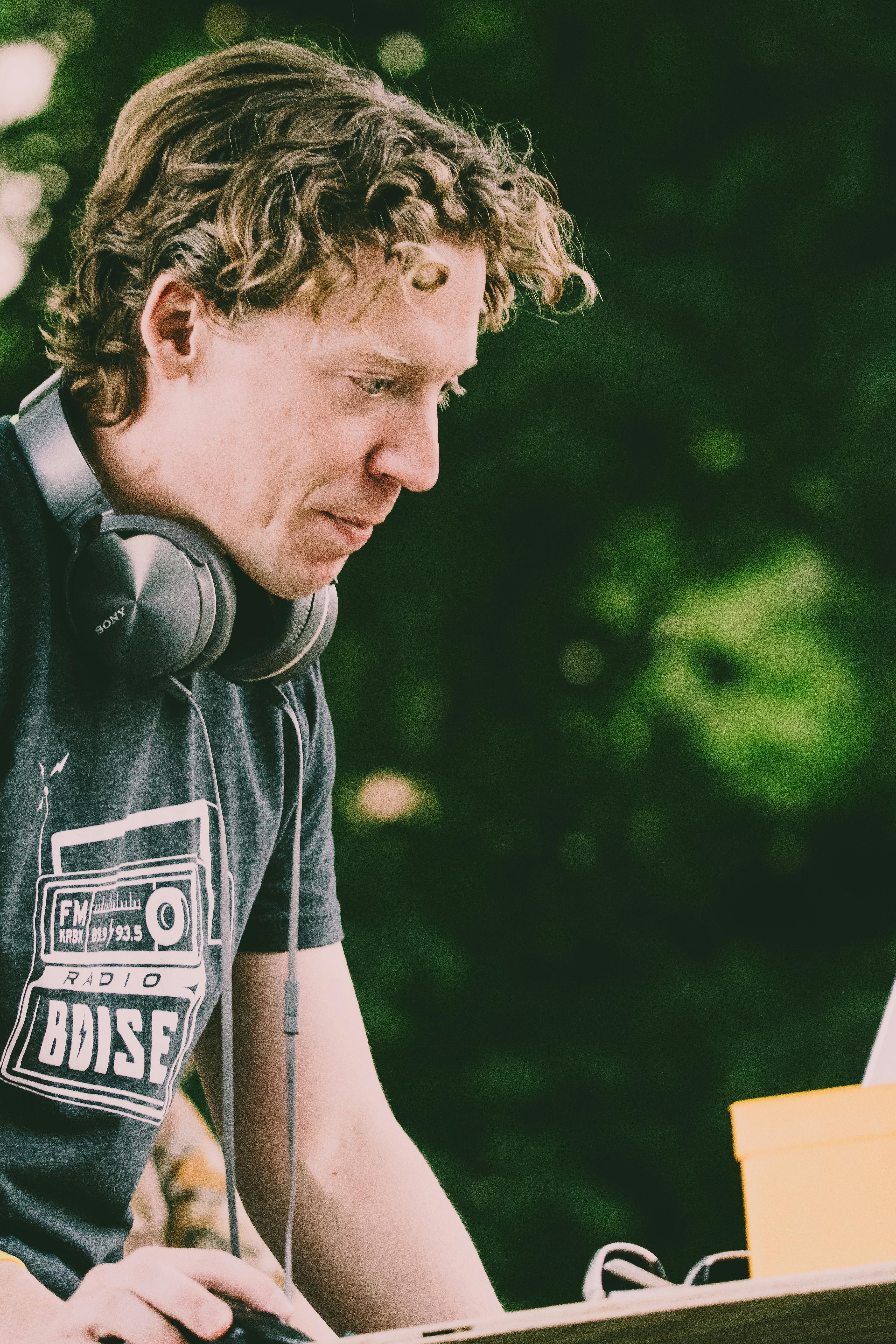 DJ