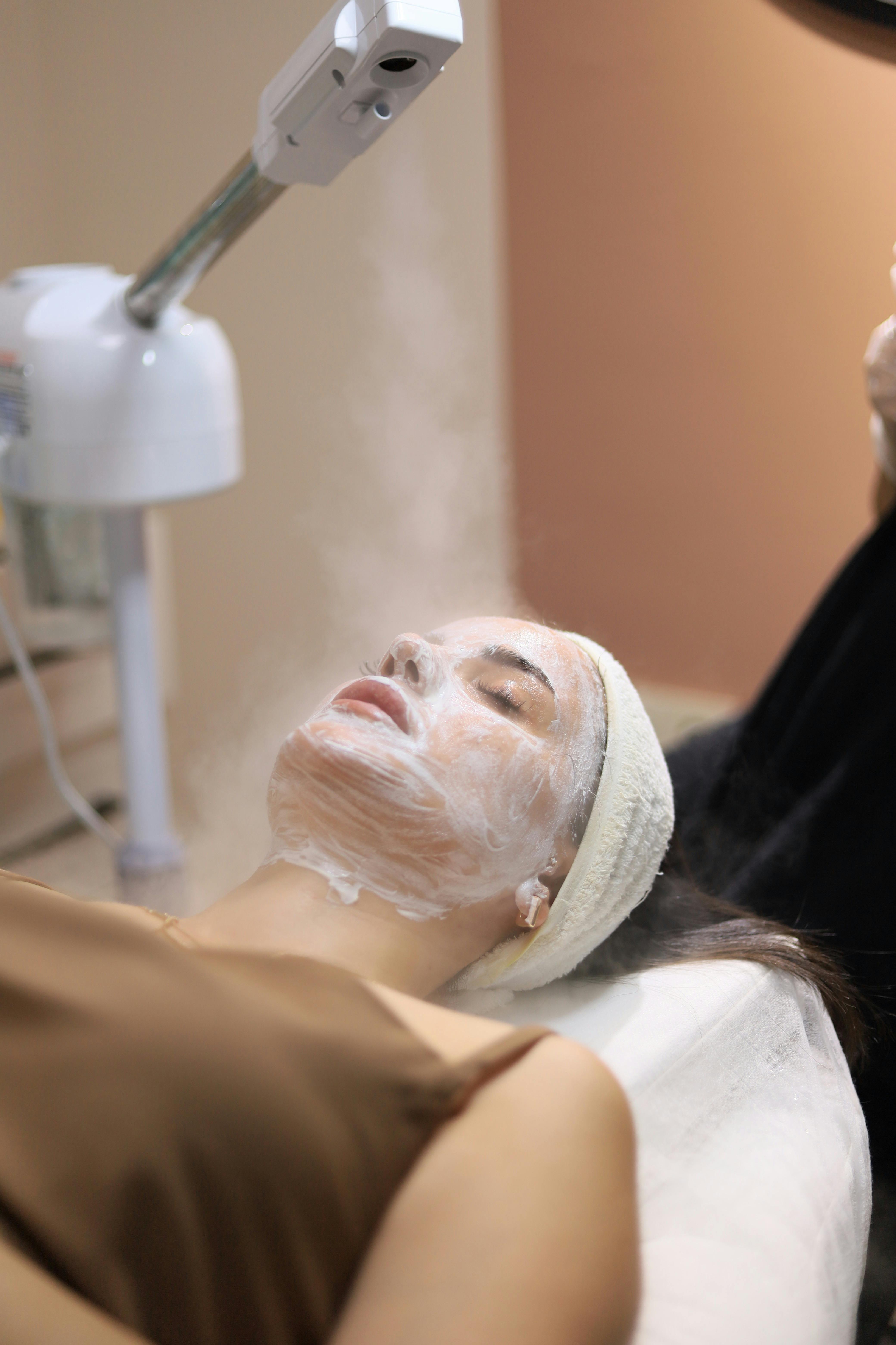 Accompagner les esthéticiennes dans l'encadrement de leurs prestations de soins et beauté.