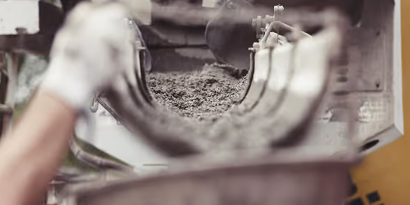 Facture maçon 2026 : modèle, TVA, obligations et exemple concret