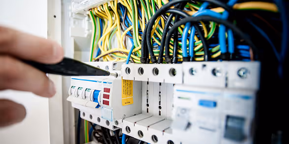 Facture électricien : obligations, TVA, modèle et exemple complet