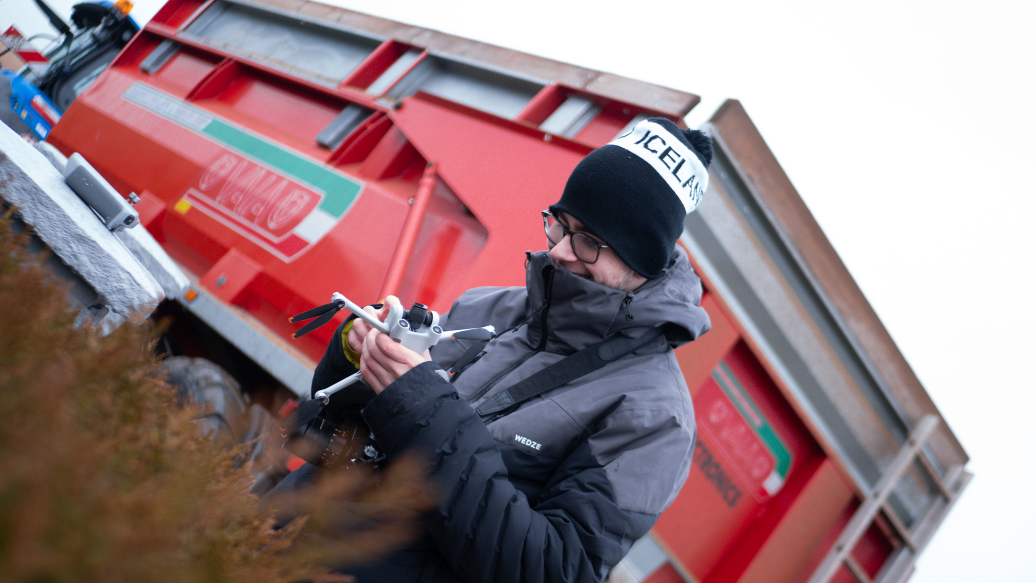 jamie-sourit-devant-remorque-tracteur