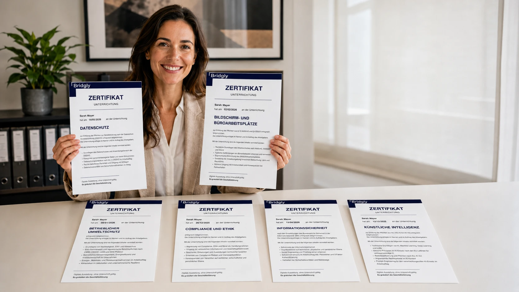Mitarbeiterin präsentiert zwei automatisch generierte Compliance-Zertifikate aus Bridgly-Schulungen