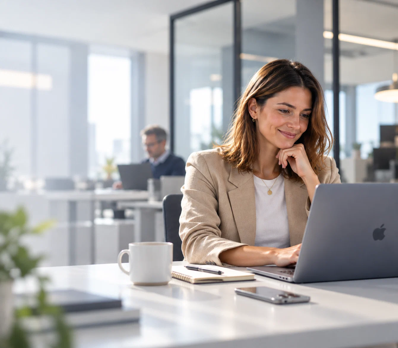 Frau in einem Büro die eine Schulung am Laptop durchführt