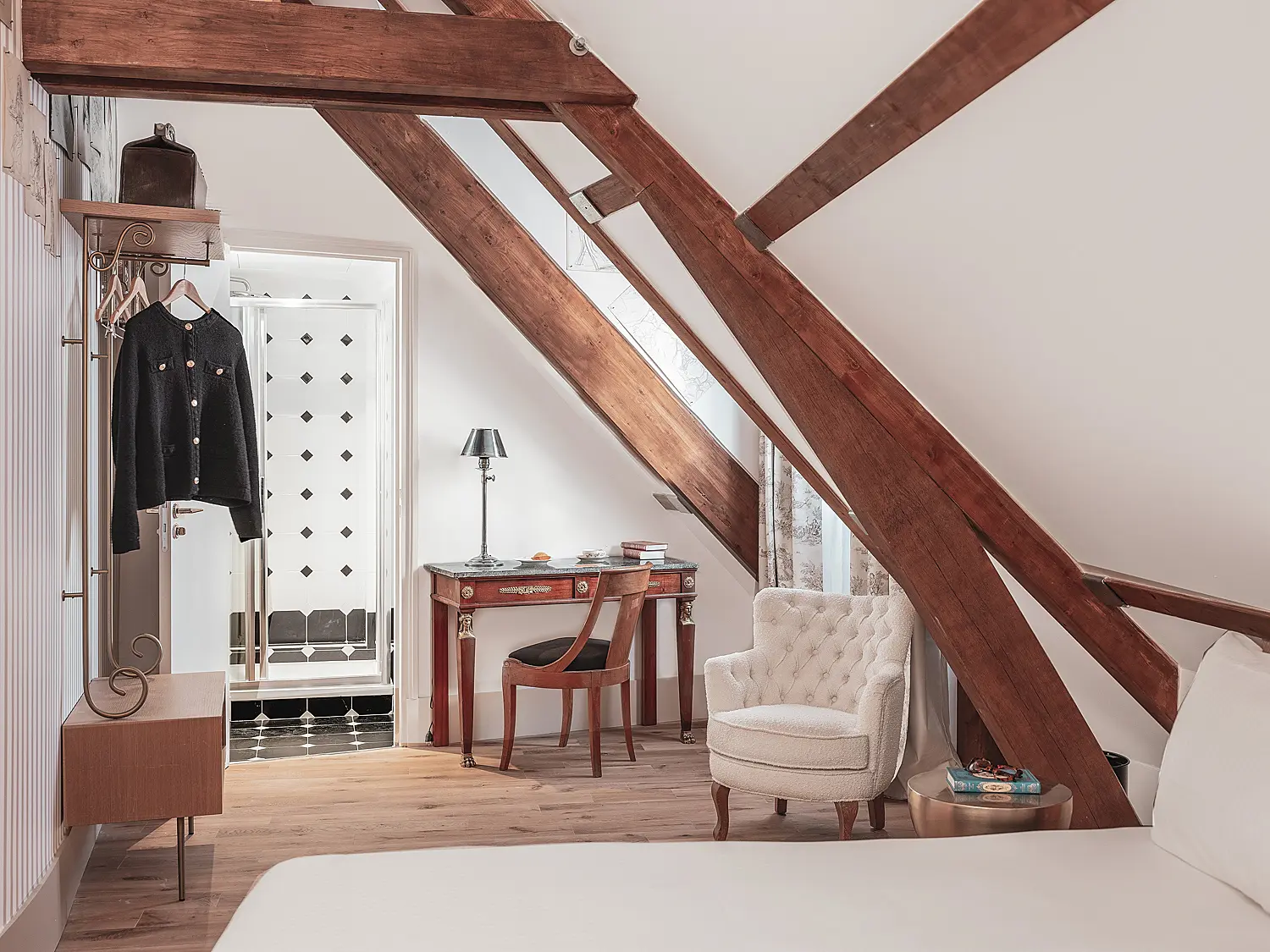 Vue d'ensemble d'une chambre d'hôtel avec espace bureau et salle de bain adjacente.
