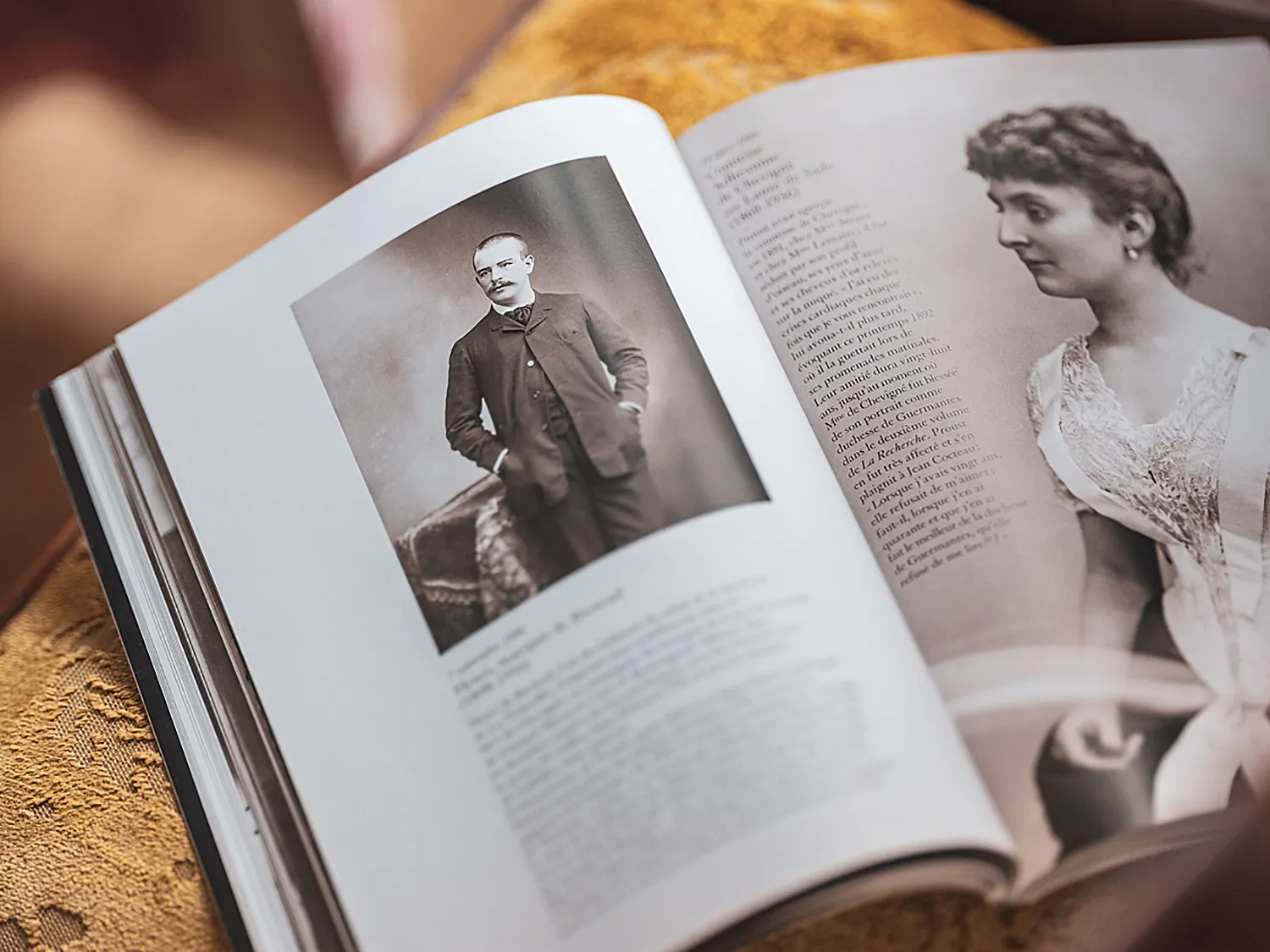 Détail d'un livre ancien ouvert présentant des portraits en noir et blanc.