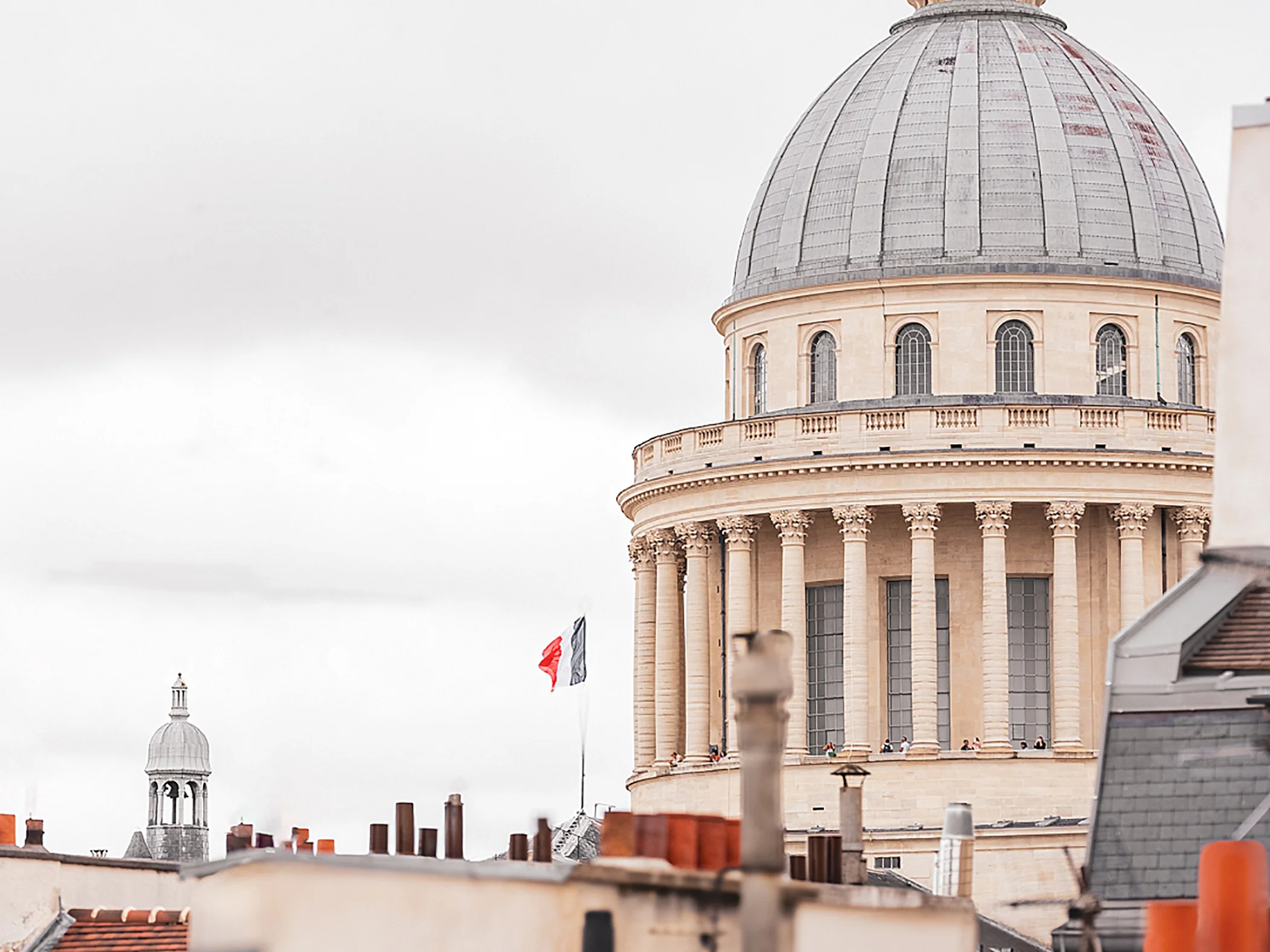 Vue extérieure sur le dôme d'un monument parisien depuis les toits.