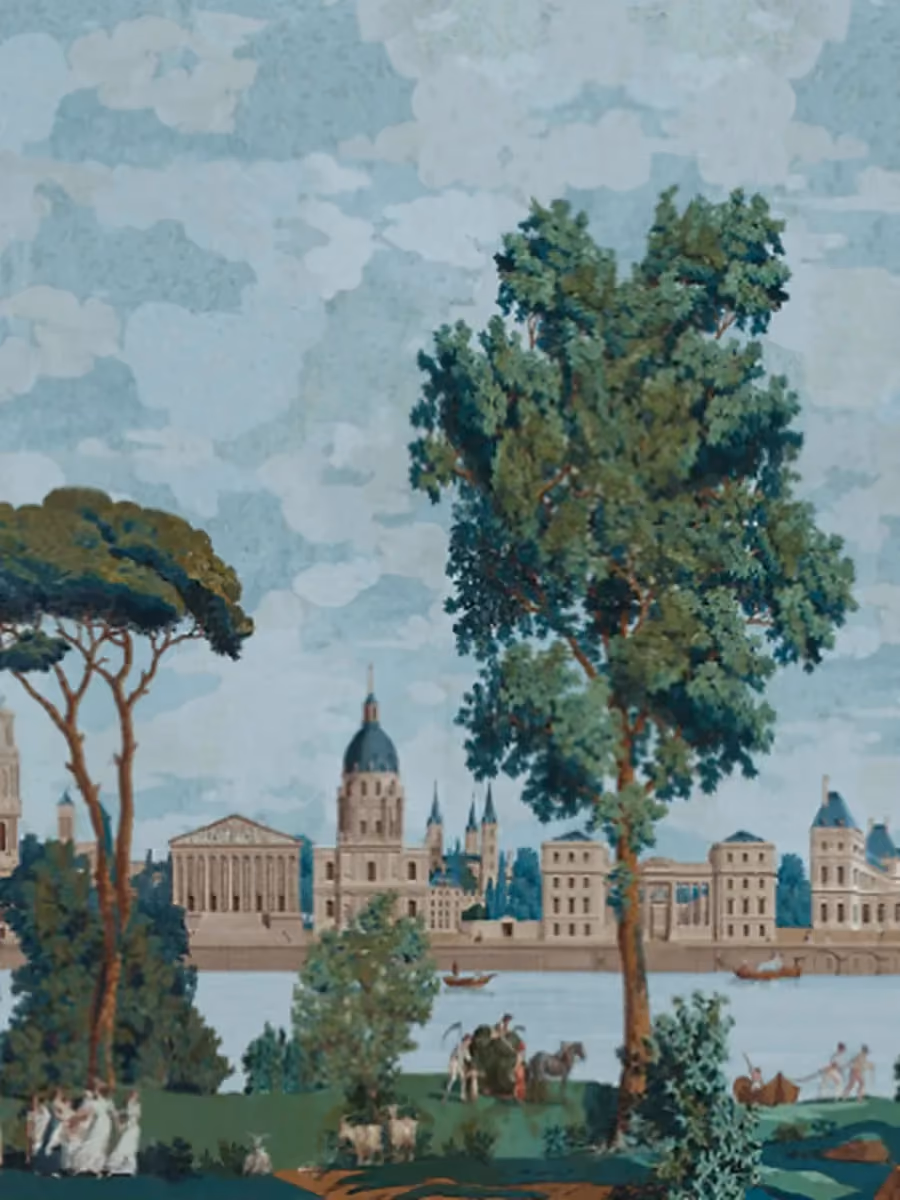 Une fresque murale décorative de l’Hôtel Madeleine de Senlis représentant un paysage classique avec une architecture monumentale, des arbres et des personnages au bord de l’eau.