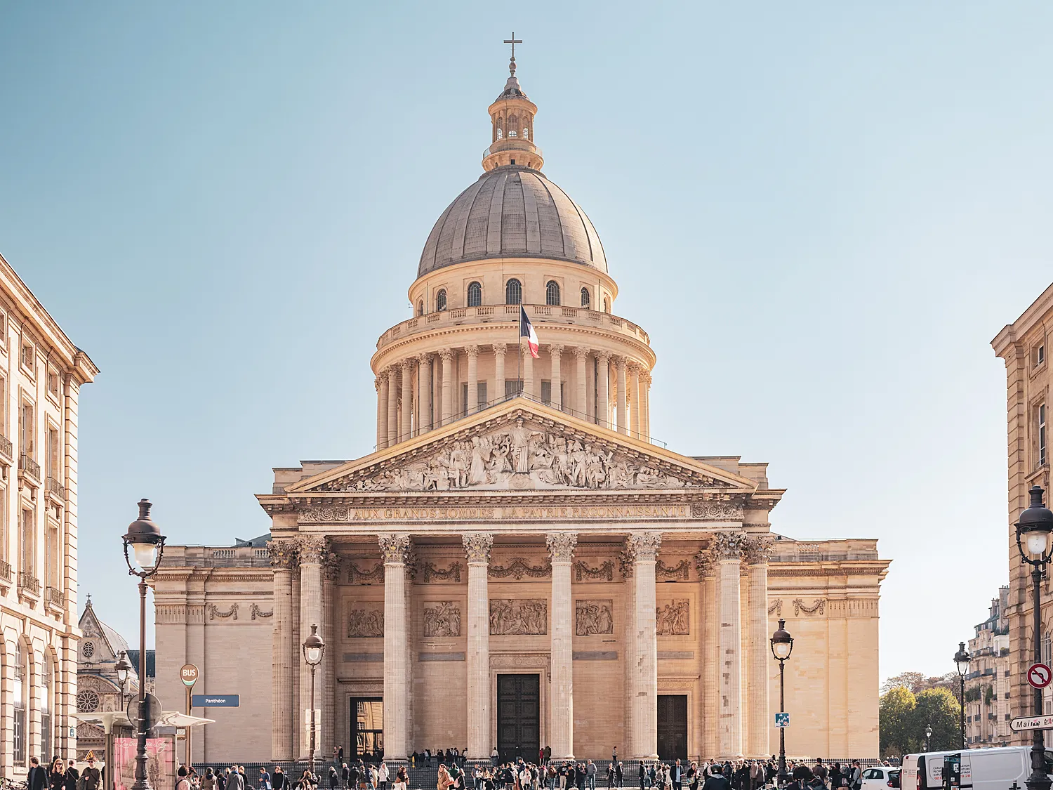 Vue frontale monumentale du Panthéon à Paris sous un ciel clair.