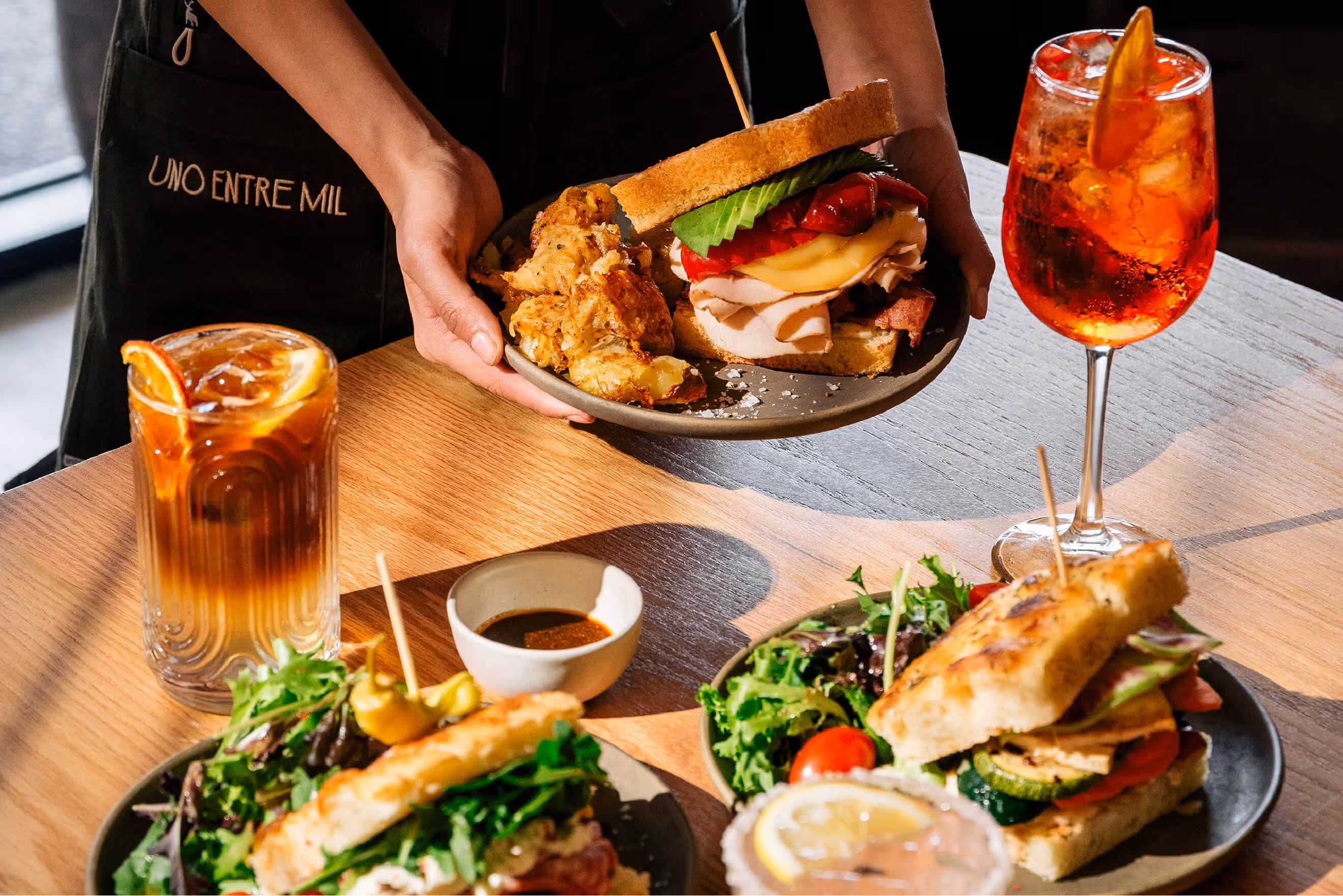 Mesa ricas bebidas y deliciosos platillas