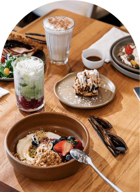 Mesa servida con algunas bebidas de especialidad y alimentos