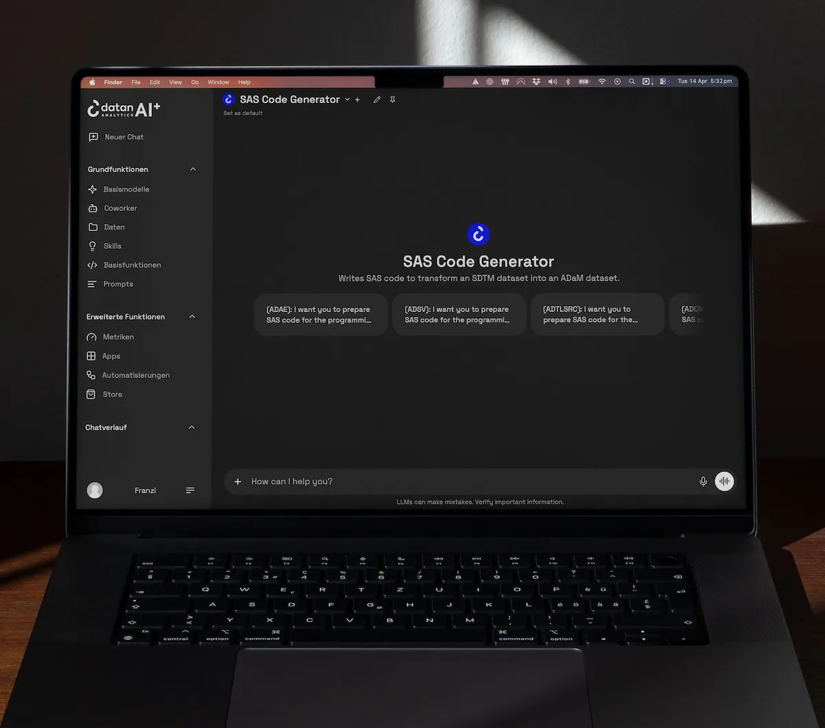 Laptop mit geöffneter Datan AI+ Benutzeroberfläche zeigt einen SAS Code Generator.