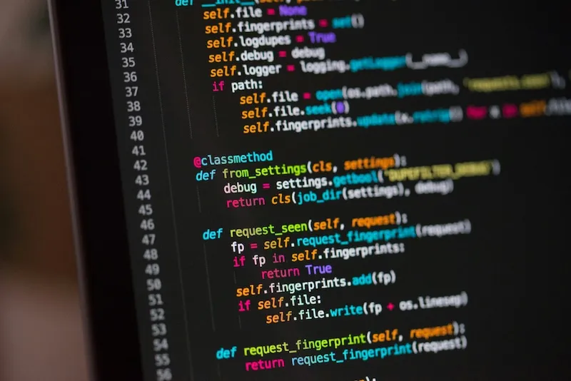 Python-Quellcode mit mehreren Definitionen von Methoden, Variablen und Kontrollstrukturen auf einem Monitor.
