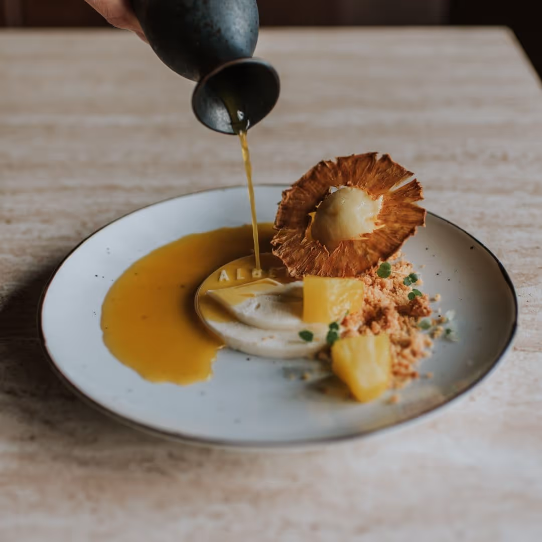 Fine dining dessert met ananas bereid door De Keukenploeg voor catering op locatie