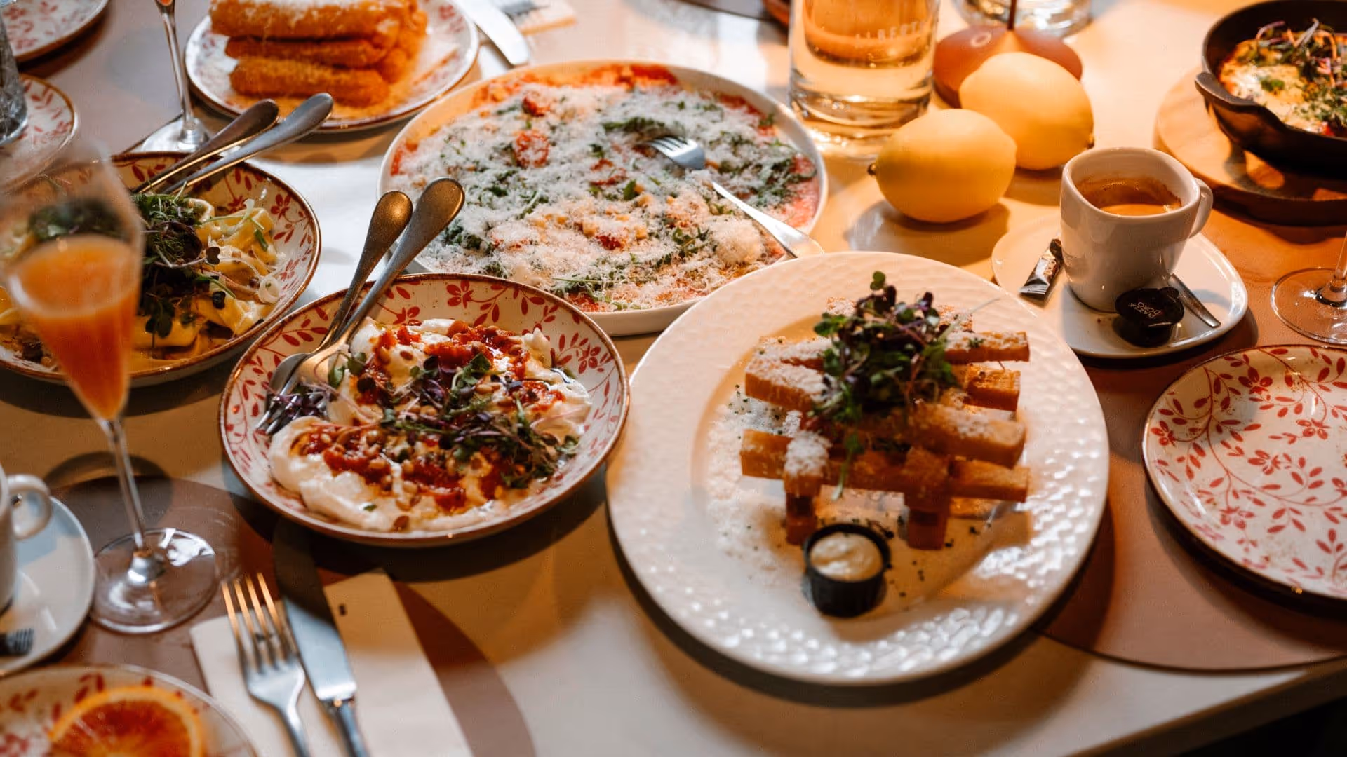 Rijkelijk gevulde cateringtafel met diverse gerechten verzorgd door De Keukenploeg