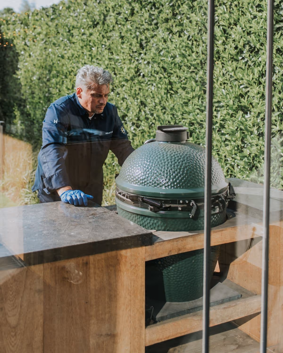 Albert Hotzky van De Keukenploeg bereidt de Big Green Egg voor op locatie