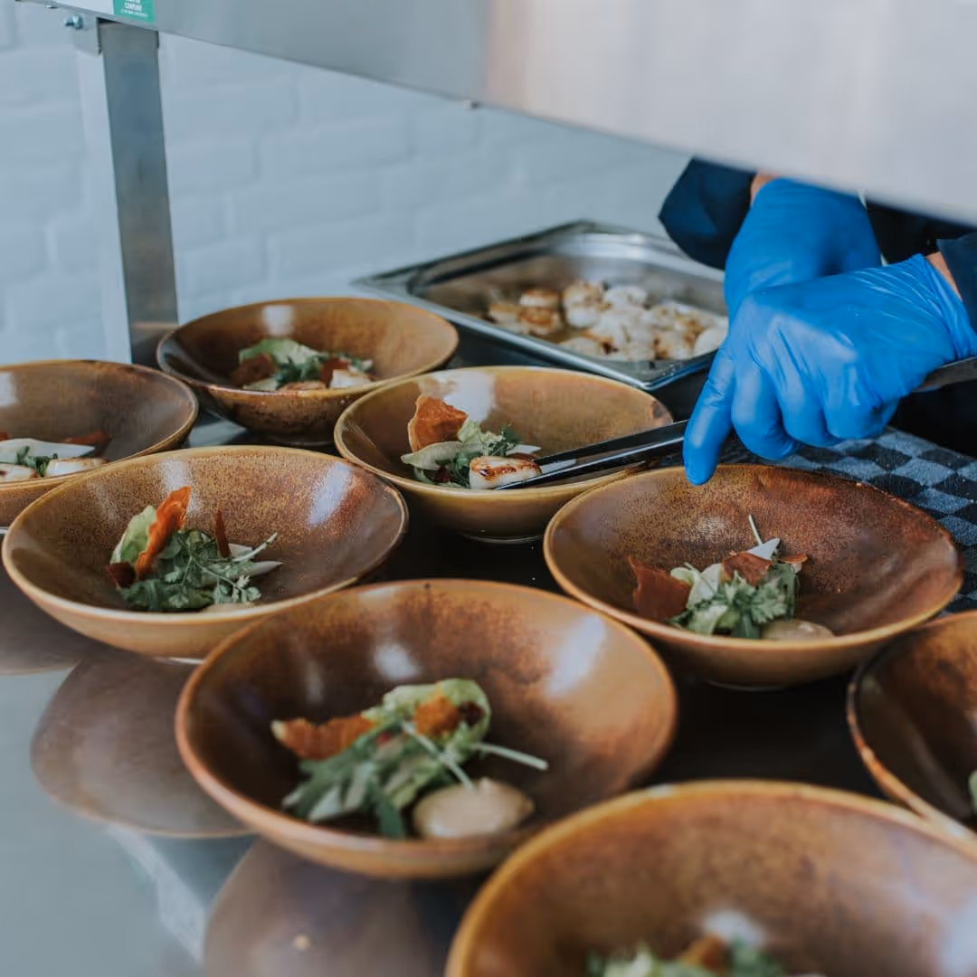 Chef van De Keukenploeg werkt BBQ gerechten af voor catering op locatie