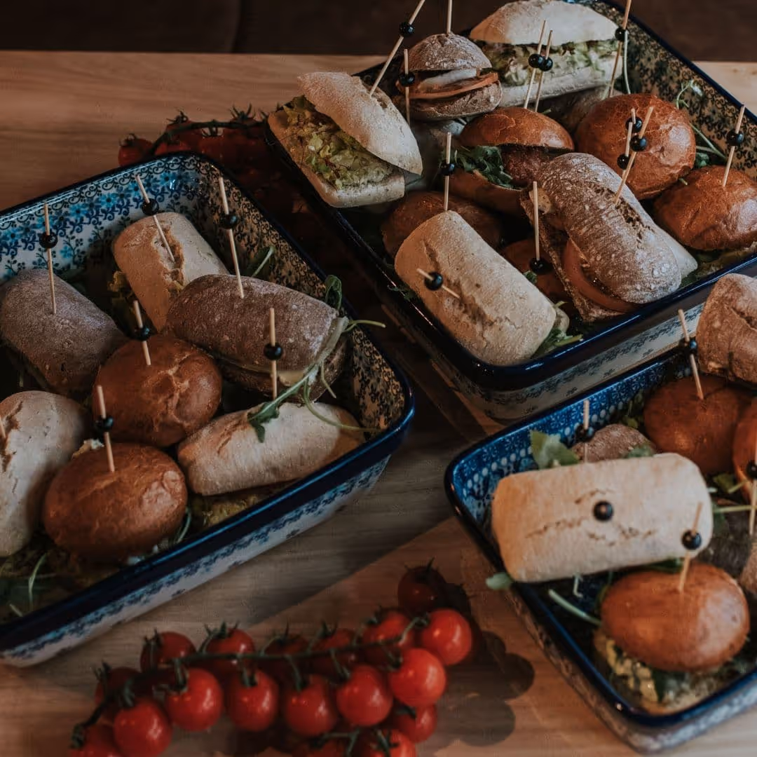 Vers bereide lunch buffet broodjes op decoratieve schalen door De Keukenploeg