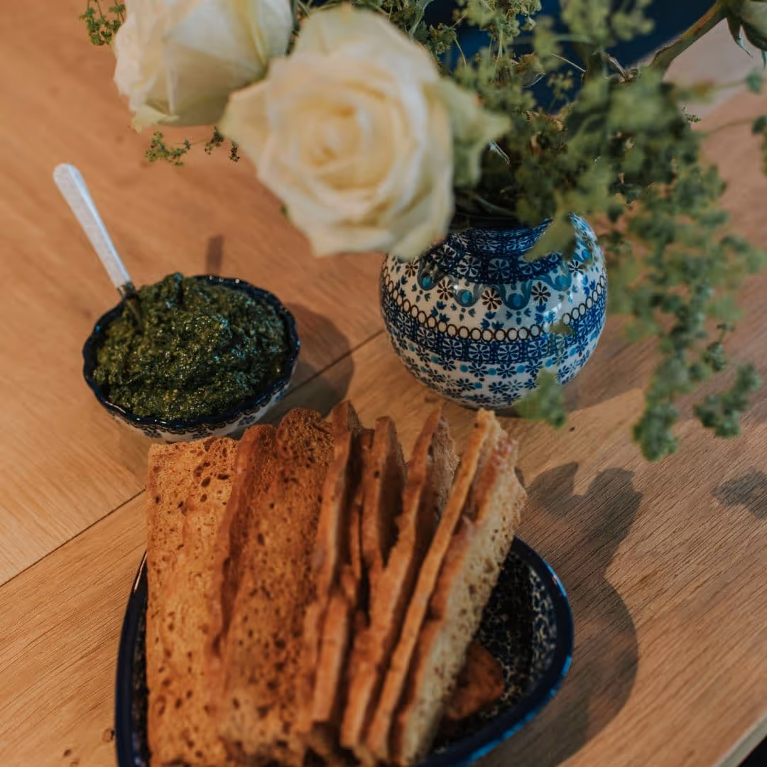 Vers bereide buffet hapjes met pesto en crackers door De Keukenploeg