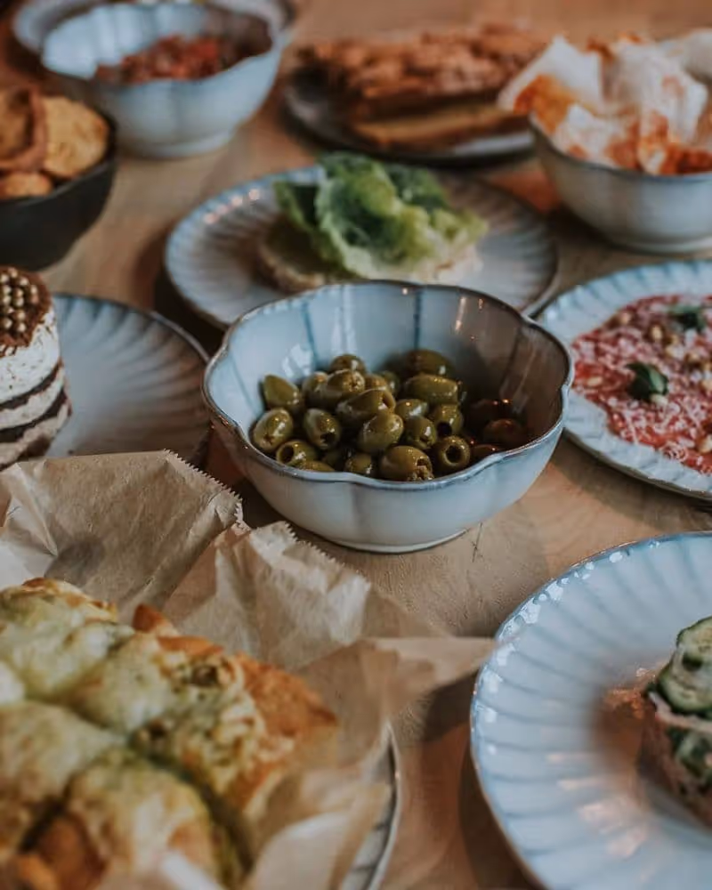 Gevarieerd zakelijk buffet met verse gerechten verzorgd door De Keukenploeg