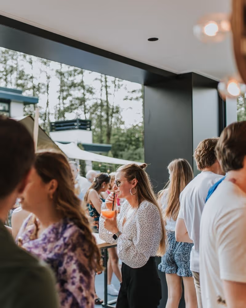 Gasten genieten samen op een zakelijk evenement verzorgd door De Keukenploeg