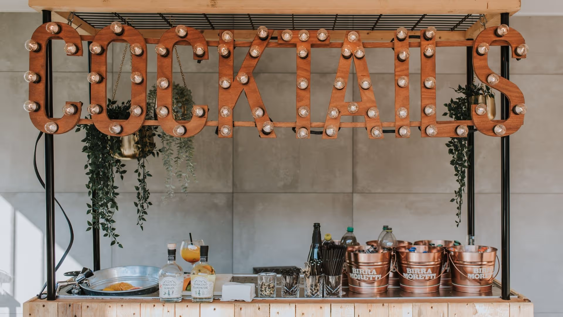 Sfeervolle cocktailbar opstelling voor een zakelijk borrel evenement door De Keukenploeg