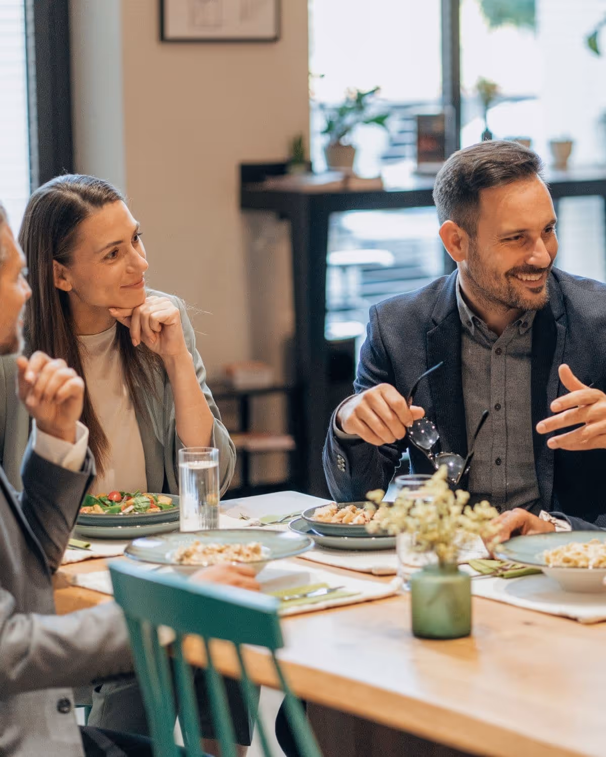 Collega's genieten samen van een zakelijke lunch verzorgd door De Keukenploeg