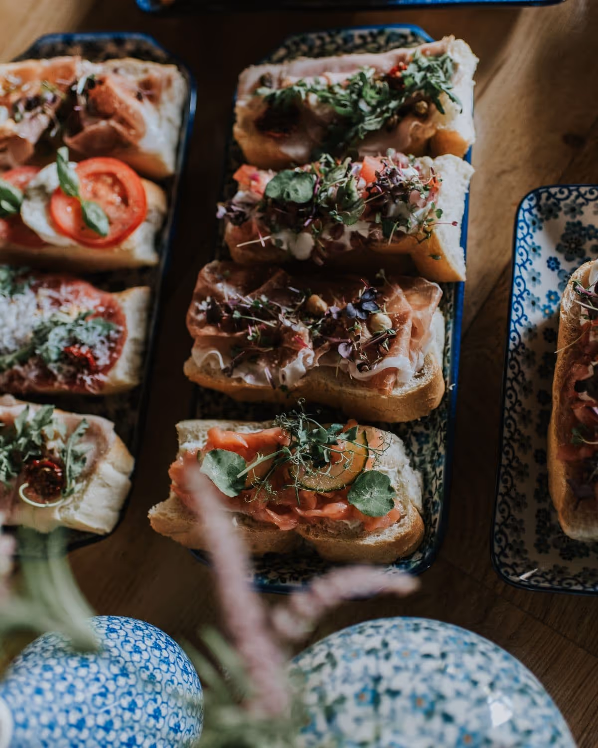 Vers belegde lunch broodjes op decoratieve schalen door De Keukenploeg