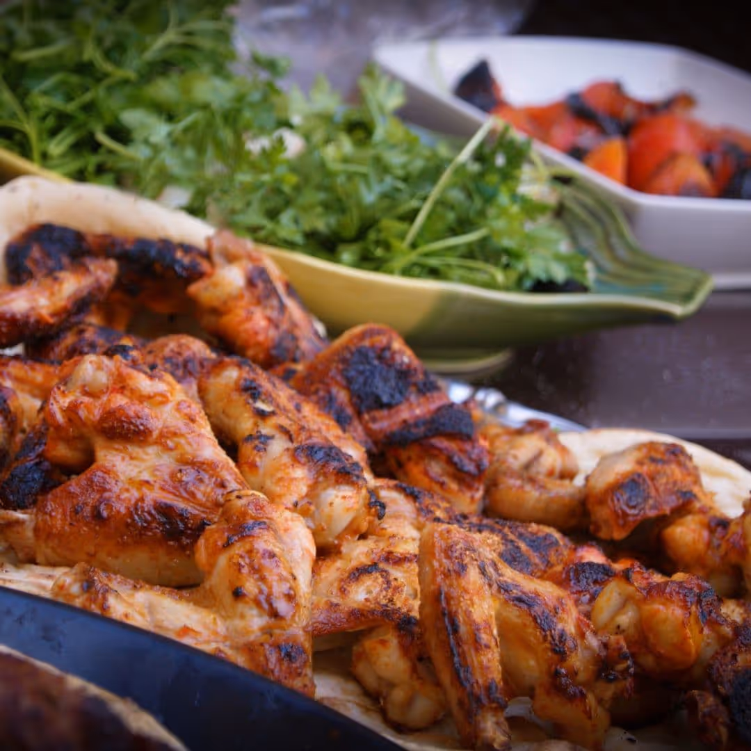 Gegrilde kippenvleugels van het BBQ buffet verzorgd door De Keukenploeg