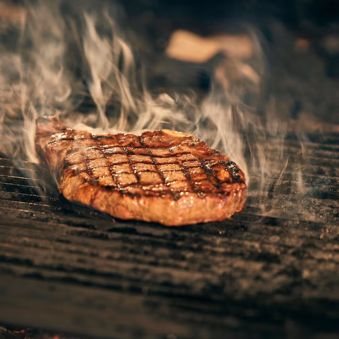 Verse steak op de grill tijdens een zakelijk BBQ buffet door De Keukenploeg
