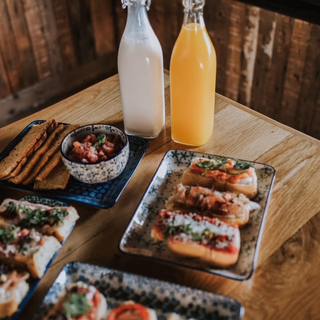Verse lunch met broodjes en drankjes voor crewcatering op locatie door De Keukenploeg