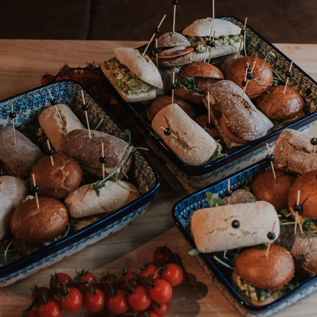 Vers belegde broodjes op schalen voor crewcatering op locatie door De Keukenploeg