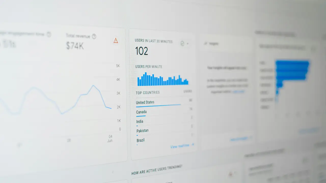 Tableau de bord avec graphiques et statistiques sur les utilisateurs et revenus récents.