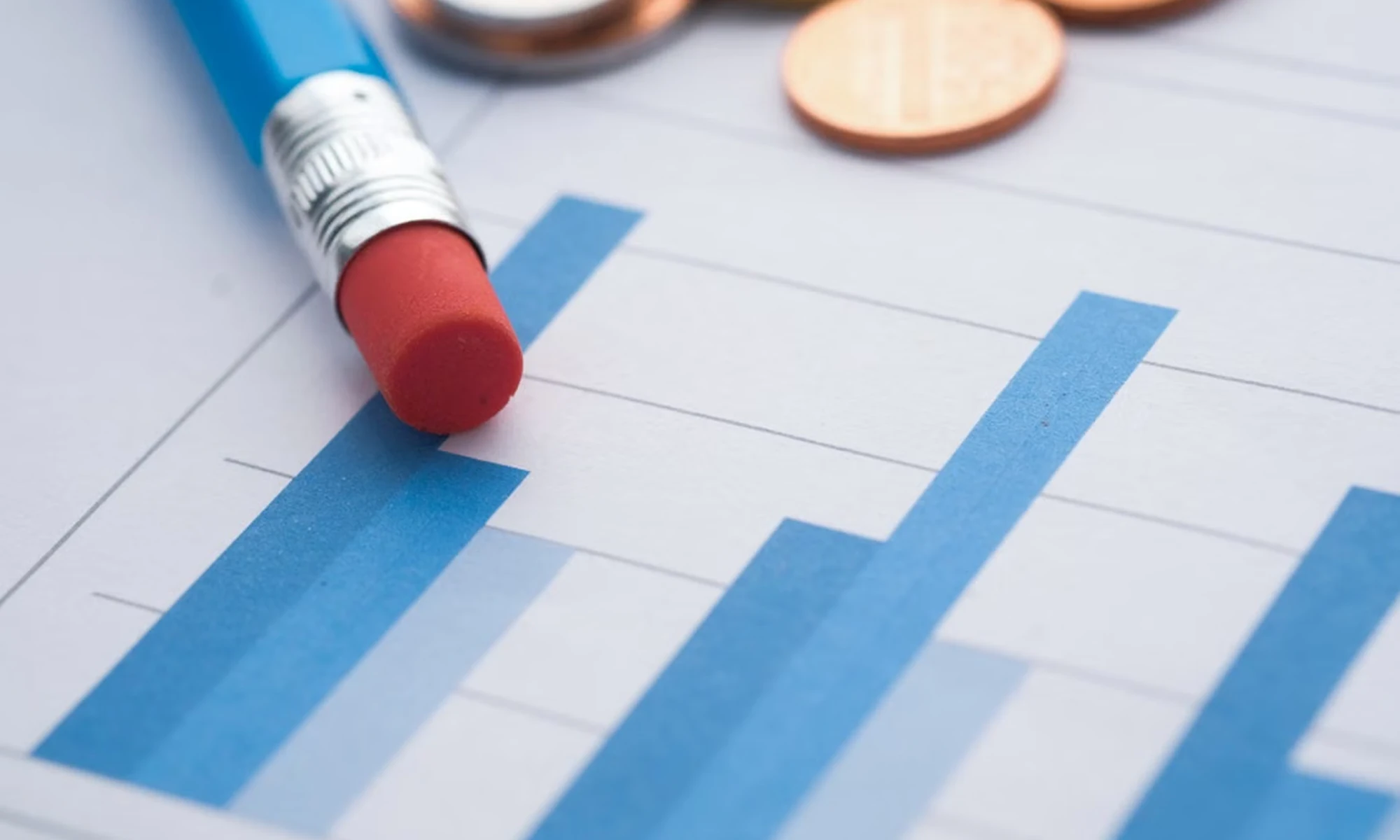 Emelkedő vállalkozási bevétel mellett csökkenő profit és árrés szemléltetése.