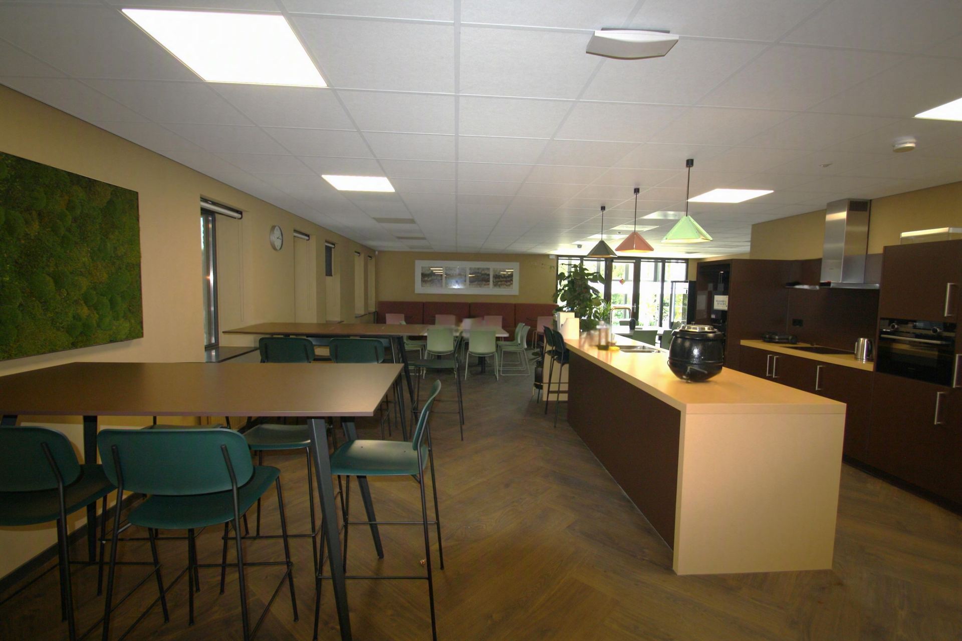 Overzicht van het bedrijfsrestaurant in kantoor Best