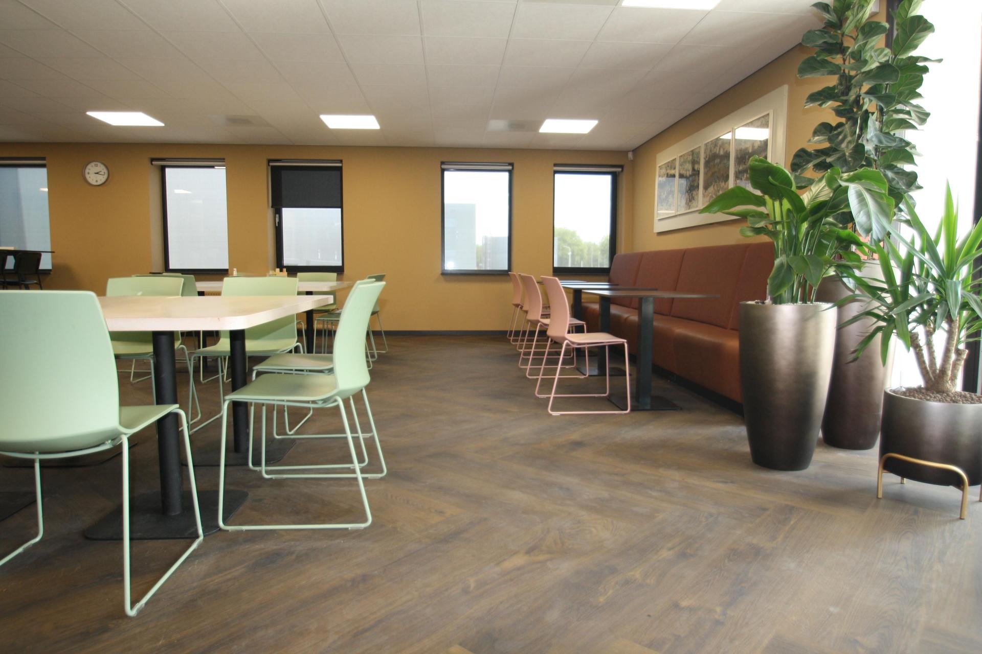 Bank in het bedrijfsrestaurant van kantoor Best