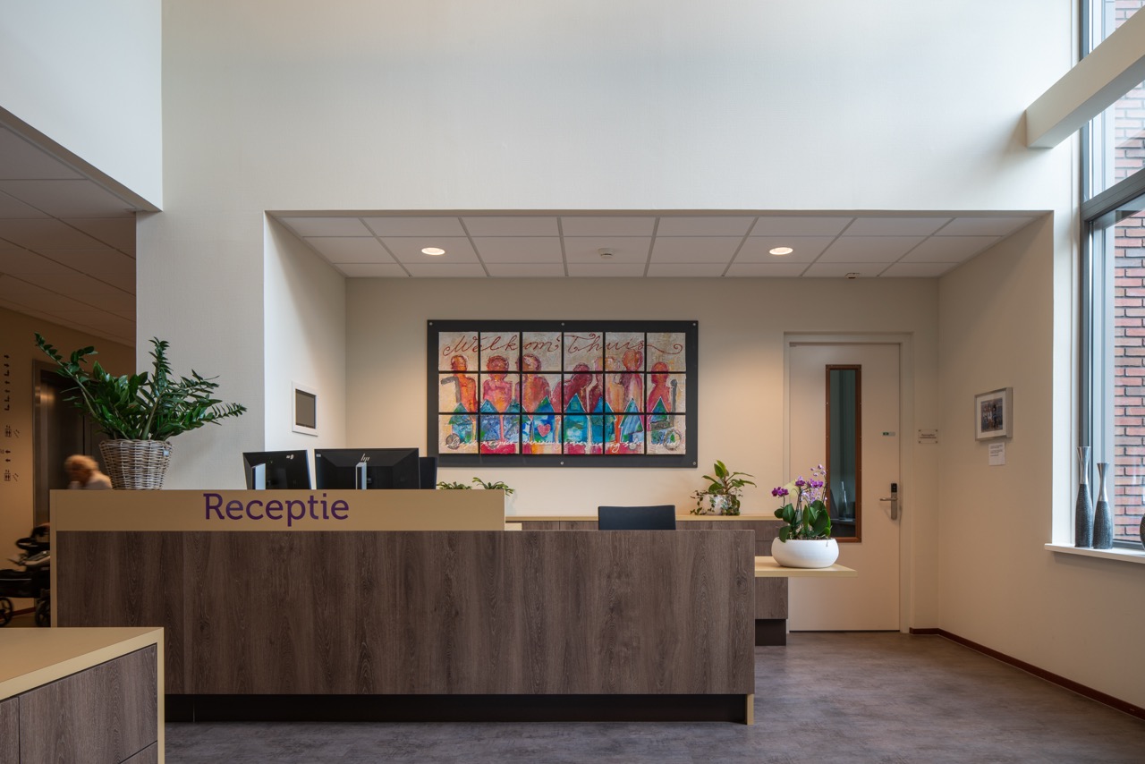 Receptiebalie van woonzorgcentrum Westerkim Hoogeveen, interieurontwerp Agnes Compagne