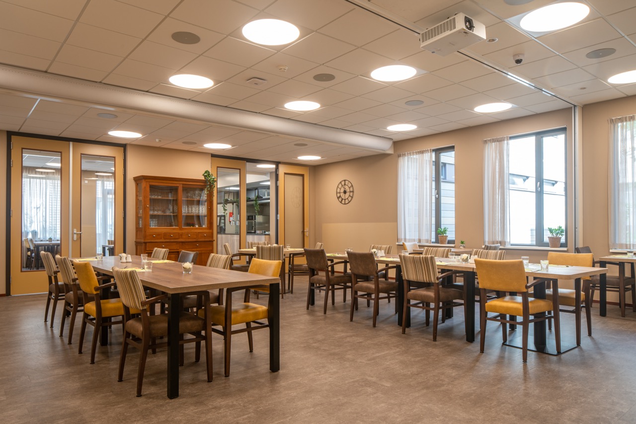 Restaurant met tafels voor bewoners van woonzorgcentrum Westerkim Hoogeveen
