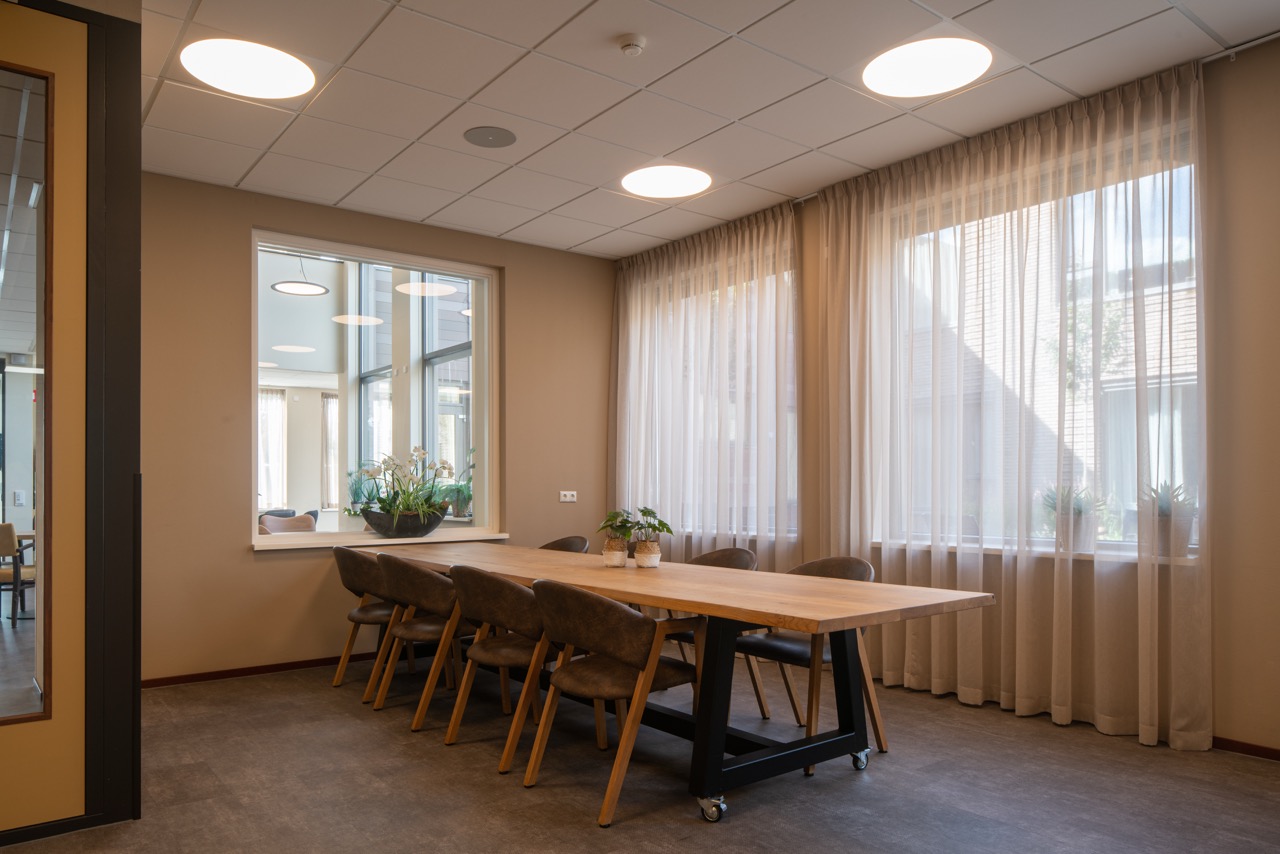 Leestafel in het restaurant van woonzorgcentrum Westerkim Hoogeveen